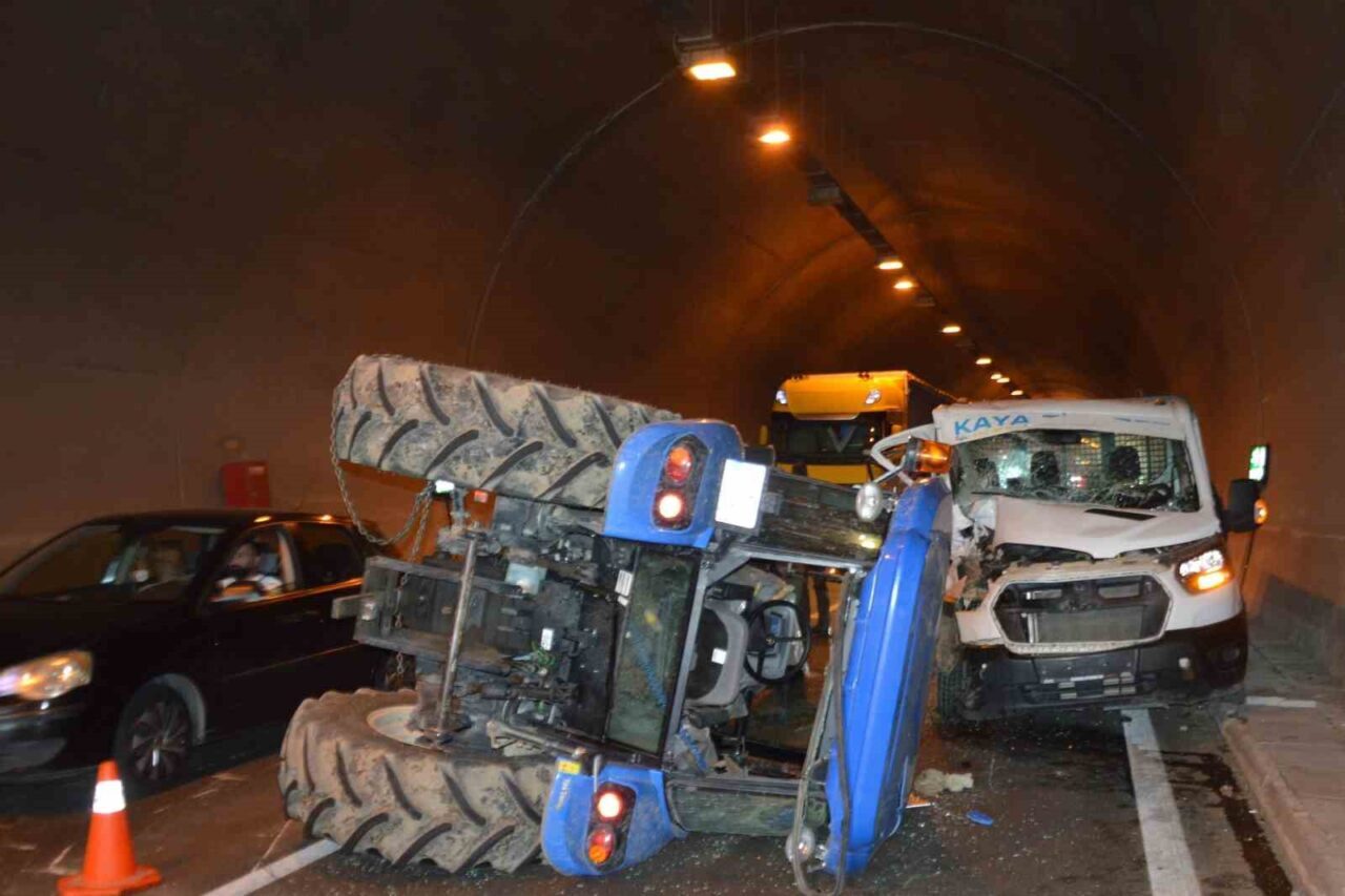 Samsun'un Havza ilçesinde meydana gelen trafik kazasında, kamyonet ve traktör