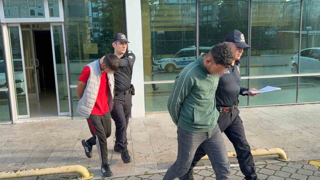 Samsun'da zorla gül satmaya çalışan A.K. (22) ve A.P. (24),