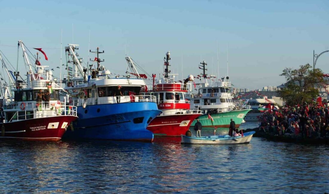Samsun Limanı’nda Filistin’e destek amaçlı düzenlenen etkinlikte, tekneler ve balıkçı