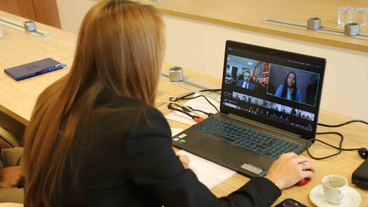 Aile ve Sosyal Hizmetler Bakanlığı'nın düzenlediği programda, Karabük Üniversitesi'nden Doç.