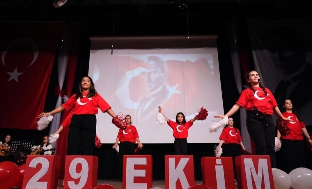 Sancaktepe’de 29 Ekim Cumhuriyet Bayramı Kutlamaları Coşkulu Bir Şekilde Gerçekleştirildi Sancaktepe Belediyesi, 29 Ekim Cumhuriyet Bayramı'nı coşkuyla kutlayarak etkinlikler düzenledi.