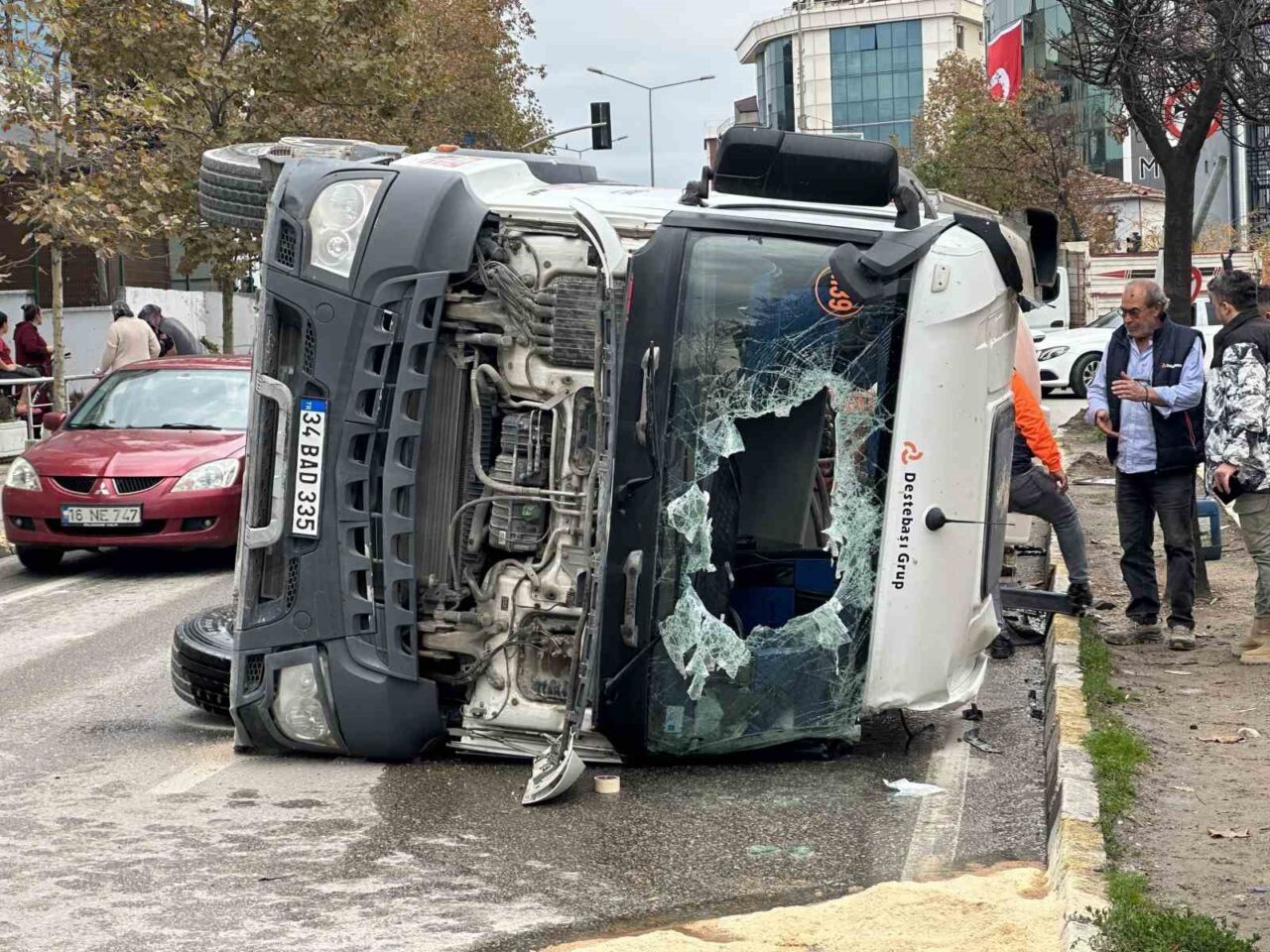 İstanbul Sancaktepe'de bir beton mikseri sürücüsünün kontrolü kaybetmesi sonucu devrildi.