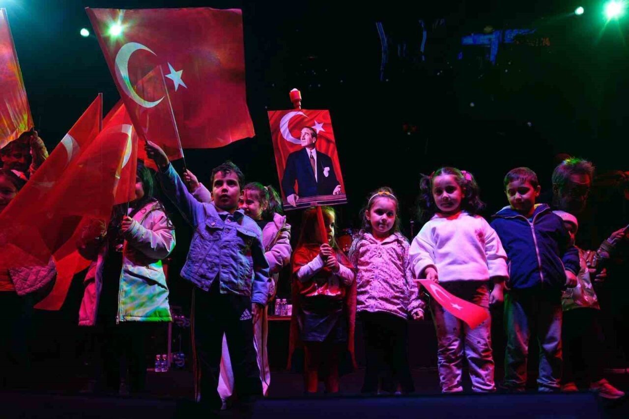 Sancaktepe, Cumhuriyet'in 102'inci yılını coşkuyla kutladı. Vatan İlkokulu önünden başlayan