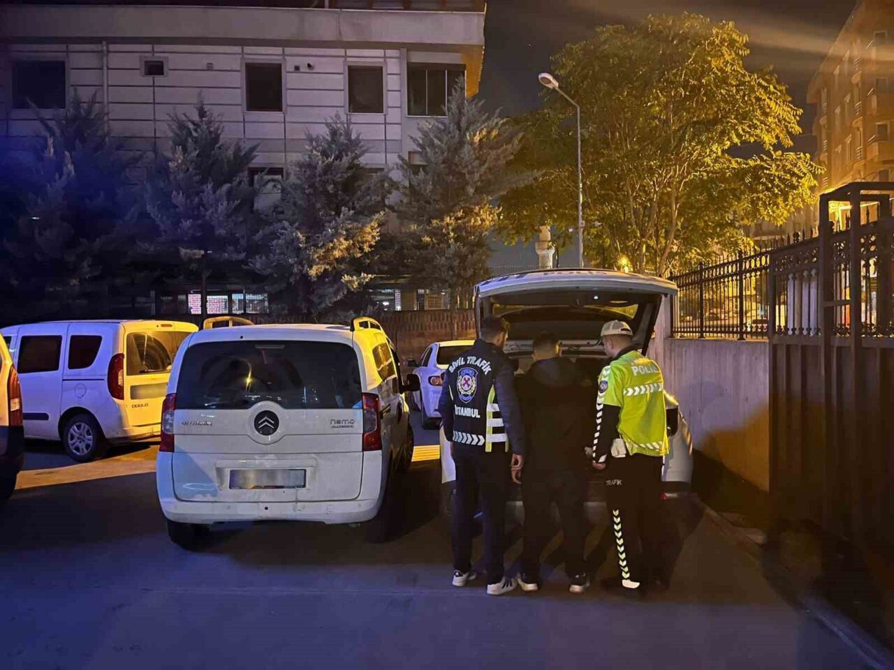 Sancaktepe'de iki sürücü, yol verme tartışması nedeniyle trafikte engel oluşturdu.