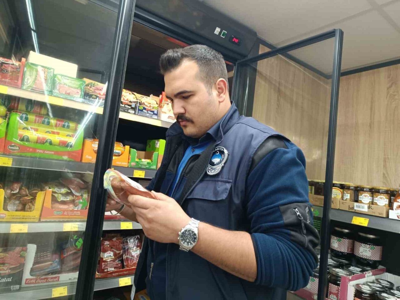 Afyonkarahisar'ın Sandıklı ilçesinde zabıta ekipleri, zincir marketlerde fiyat, etiket ve