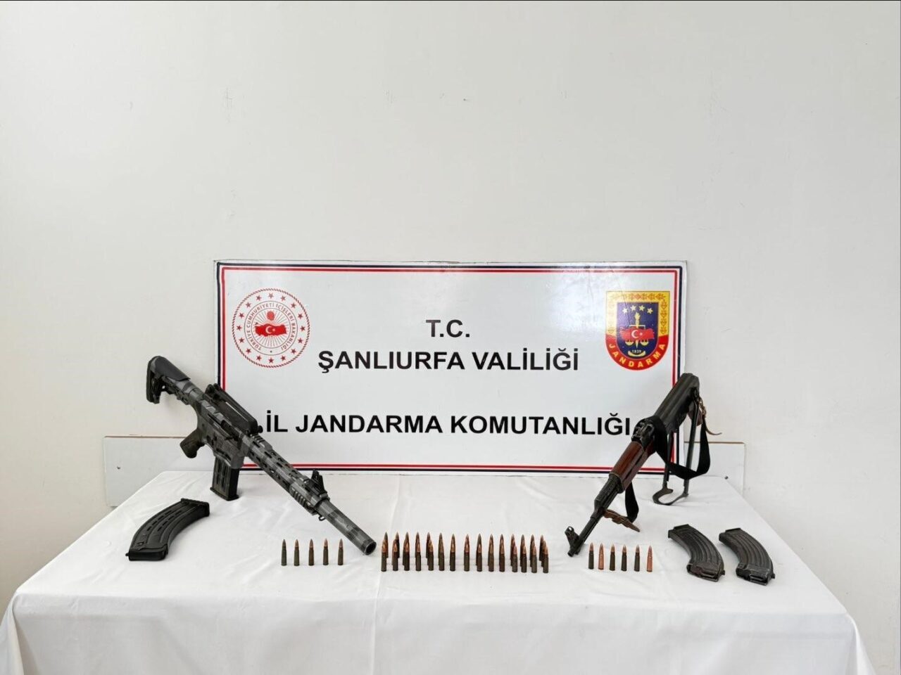 Şanlıurfa'da jandarma, ruhsatsız silahlarla ilgili yürüttüğü operasyonlarda 13 silah ve