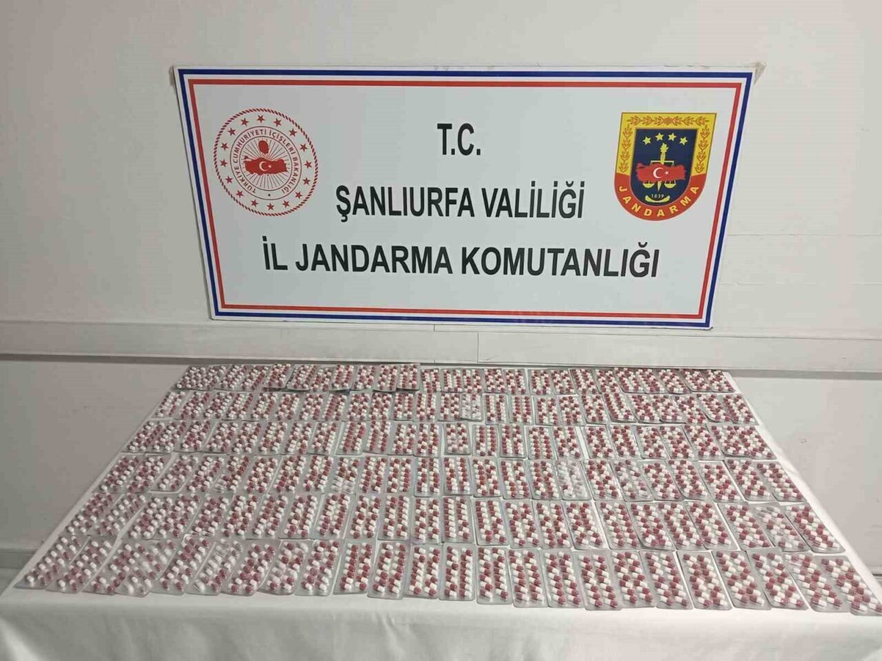 Şanlıurfa'da jandarma, uyuşturucu taşımakla suçlanan bir şahsın aracında 2 bin