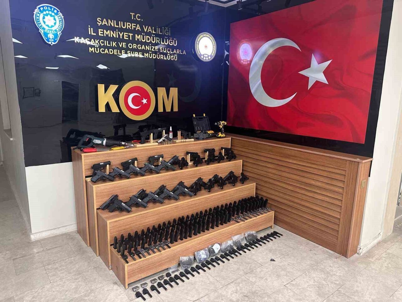 Şanlıurfa'nın Eyyübiye ilçesinde düzenlenen operasyonda 37 ruhsatsız silah ve çok