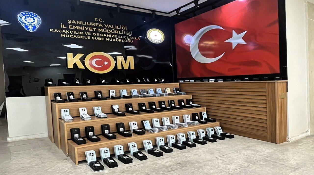 Şanlıurfa'da emniyet güçleri, cep telefonu kaçakçılığına yönelik düzenlenen operasyonda 645