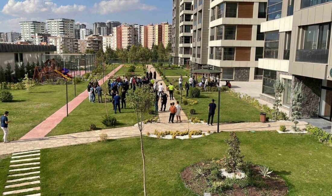 Şanlıurfa’da Alacak Verecek Meselesi Nedeniyle Çıkan Kavga Sonucu 4 Kişi Yaralandı Şanlıurfa'nın Doğukent Mahallesi'nde alacak-verecek meselesi yüzünden iki grup arasında çıkan
