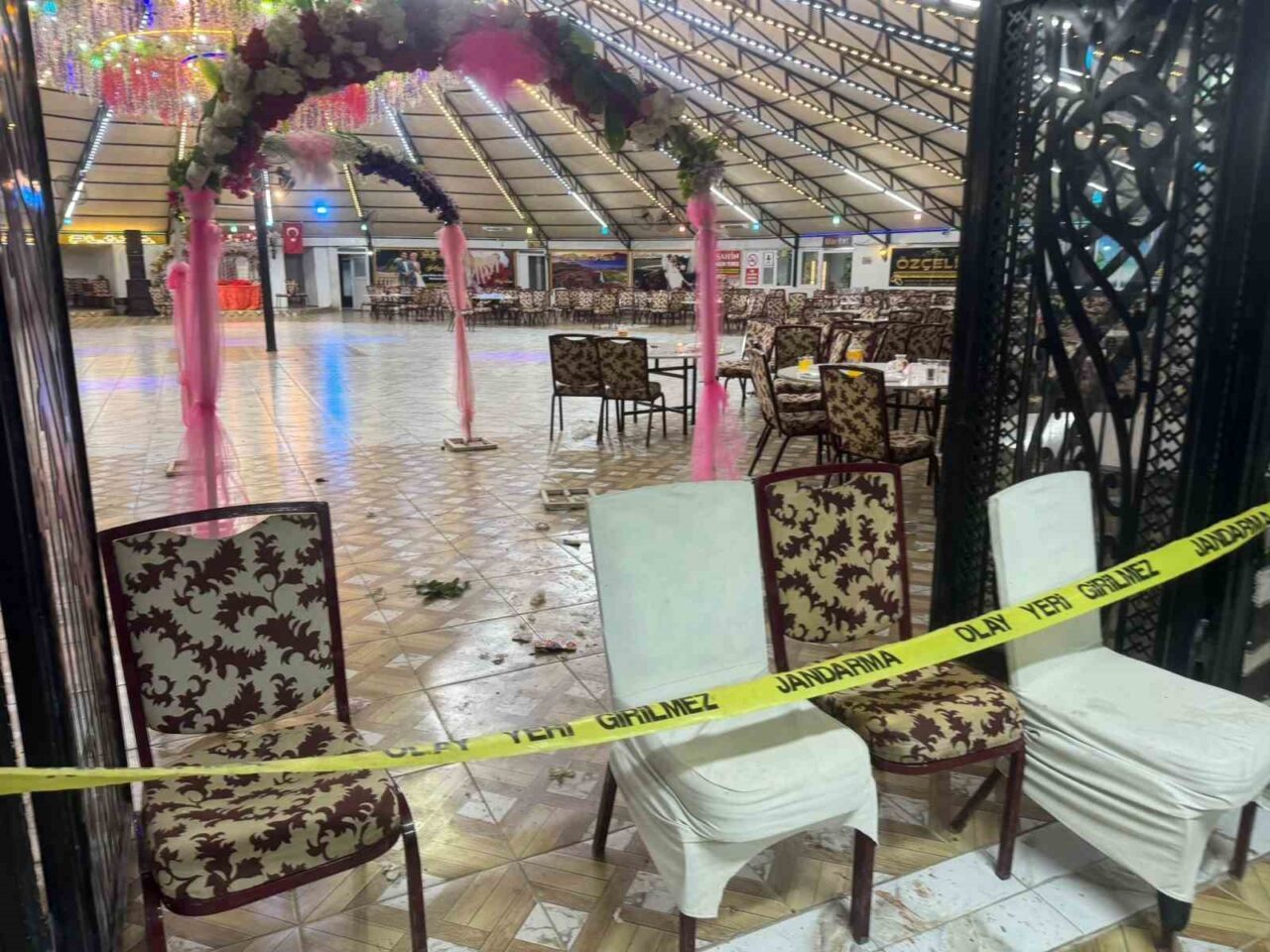 Birecik’teki Düğün Salonu İçinde Çıkan Silahlı Kavga Üç Yaralı!