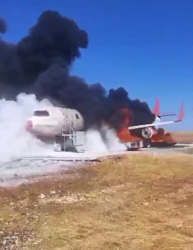 Şanlıurfa GAP Havalimanı'nda acil durum tatbikatında yolcu uçağının sağ motorunda