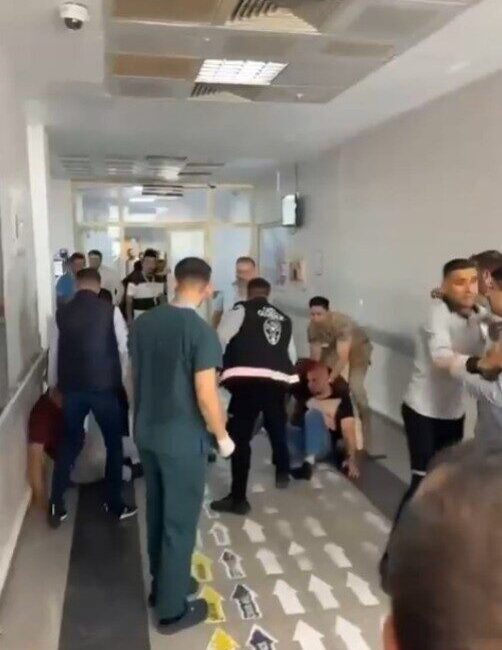 Şanlıurfa'nın Viranşehir ilçesinde, Devlet Hastanesi acil servisi içerisinde iki aile