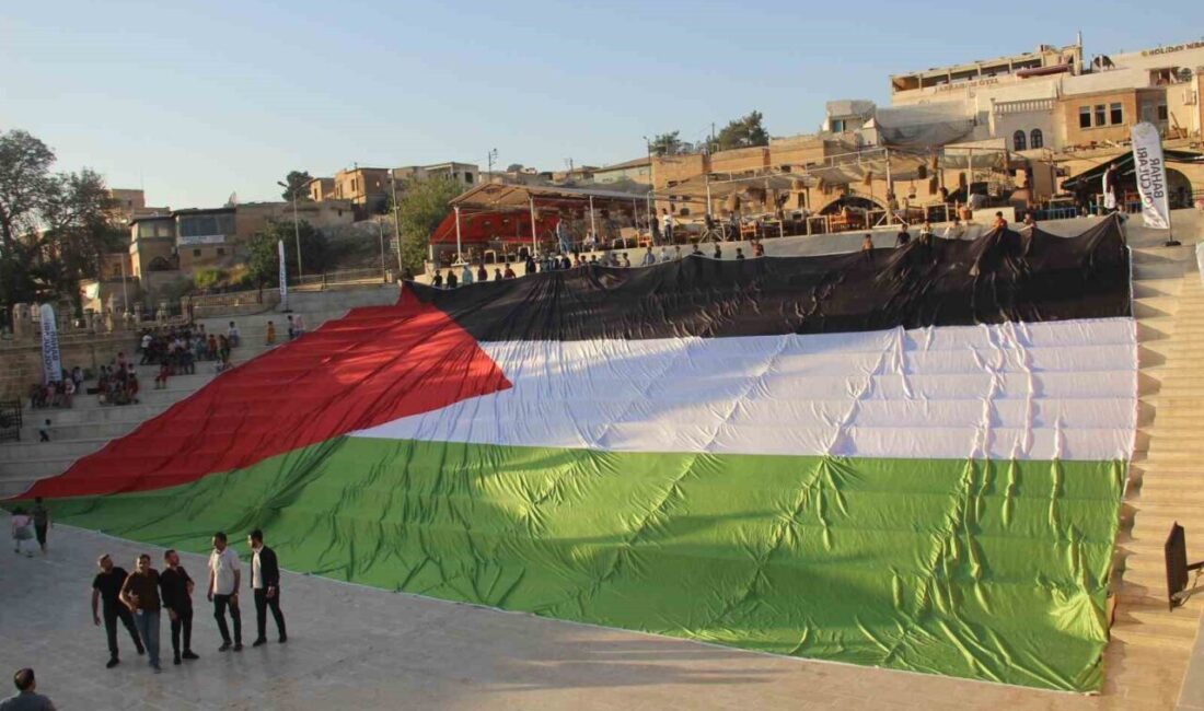 Şanlıurfa’da Gazze Saldırılarına Tepki Olarak Dev Filistin Bayrağı Açıldı, Ressamlar Eserleriyle Gazzelilerin Çığlığı Oldu Şanlıurfa'da "Zulmü fırçala" etkinliği düzenlendi. Ressam İlhami Atalay ve 130'dan