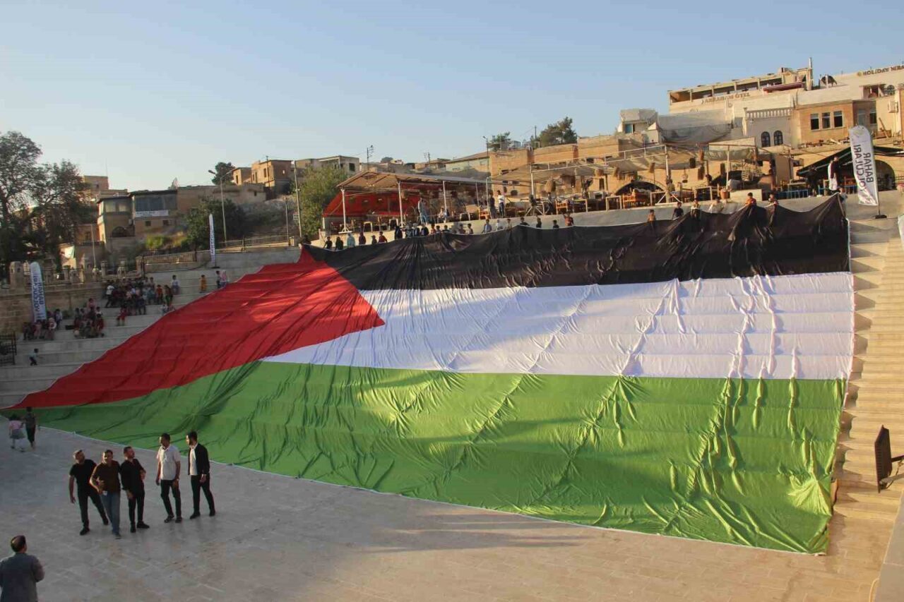 Şanlıurfa'da "Zulmü fırçala" etkinliği düzenlendi. Ressam İlhami Atalay ve 130'dan