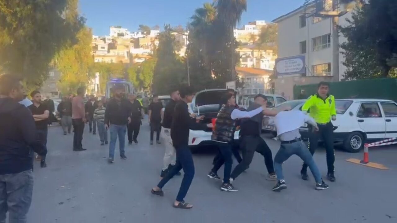 Birecik'te bir motosiklet, karşıdan karşıya geçmeye çalışan bir çocuğa çarparak