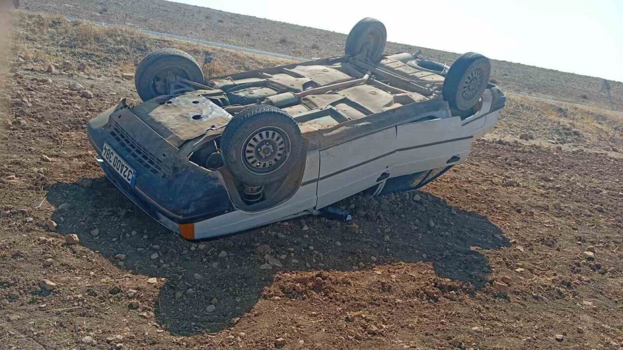 Şanlıurfa'nın Harran ilçesinde, sürücüsünün direksiyon kontrolünü kaybetmesi sonucu otomobil takla