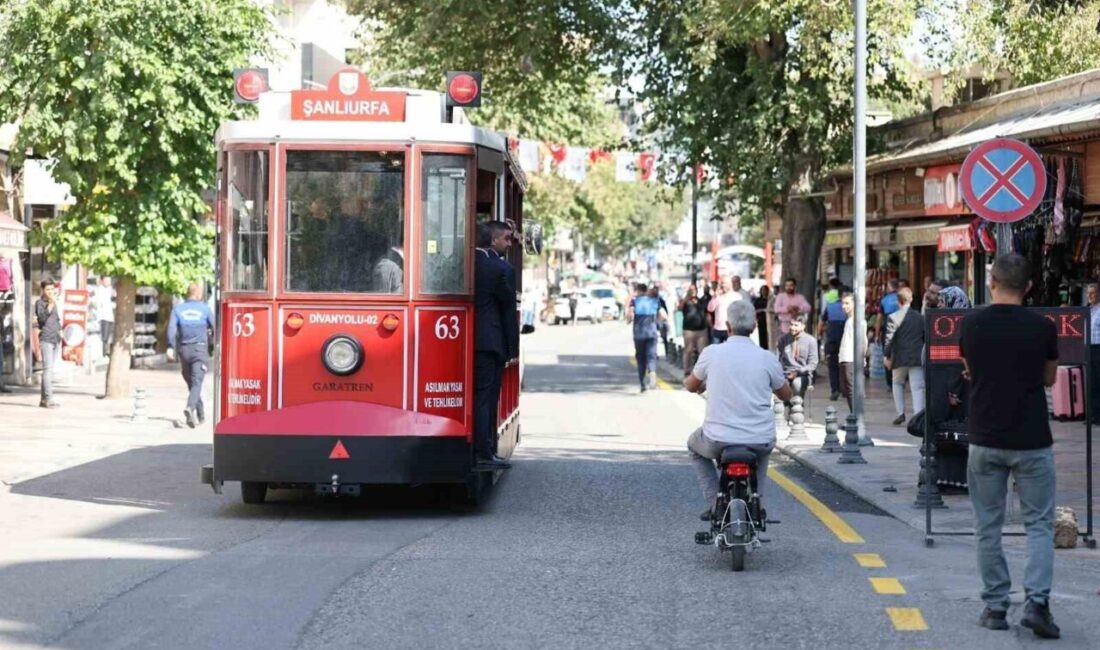 Şanlıurfa'da iki nostaljik tramvay, Divanyolu Caddesi'nde düzenlenen törenle seferlerine başladı.