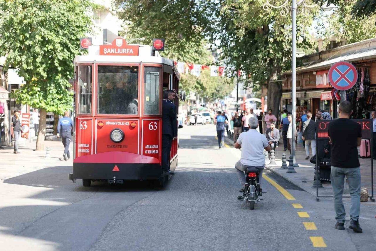 Şanlıurfa'da iki nostaljik tramvay, Divanyolu Caddesi'nde düzenlenen törenle seferlerine başladı.