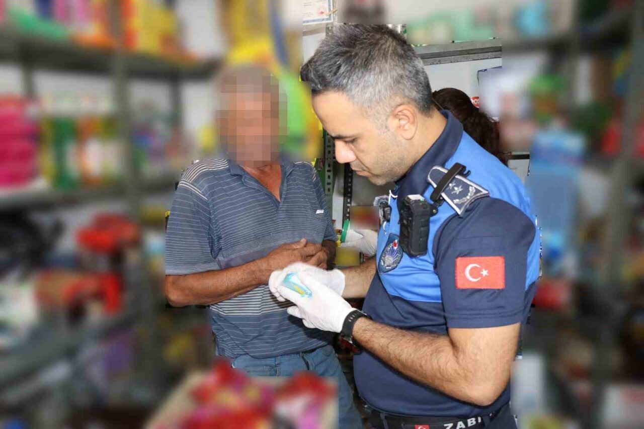 Şanlıurfa’da Zabıta Ekipleri Okul Çevresinde Yaptıkları Denetimle 102 Tarihi Geçmiş Ürüne El Koydu, İşletmeye 35 Bin TL Ceza Uygulandı