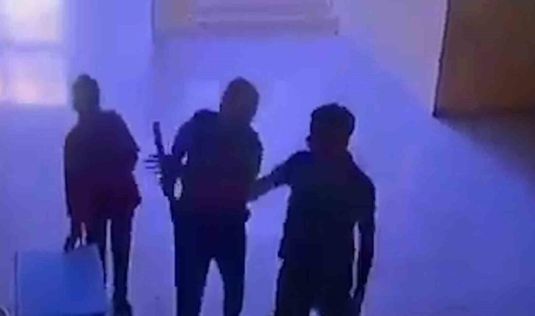 Şanlıurfa'nın Haliliye ilçesindeki Uzunköy İlk ve Ortaokulu'nda öğretmen T.T.K., veli