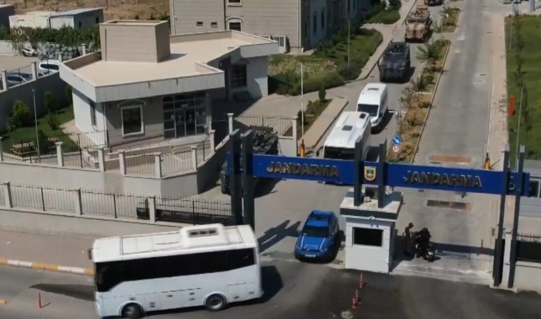 Şanlıurfa'da gerçekleştirilen uyuşturucu ve silah kaçakçılığı operasyonunda 12 kişi gözaltına