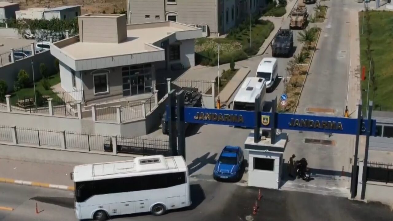 Şanlıurfa'da gerçekleştirilen uyuşturucu ve silah kaçakçılığı operasyonunda 12 kişi gözaltına