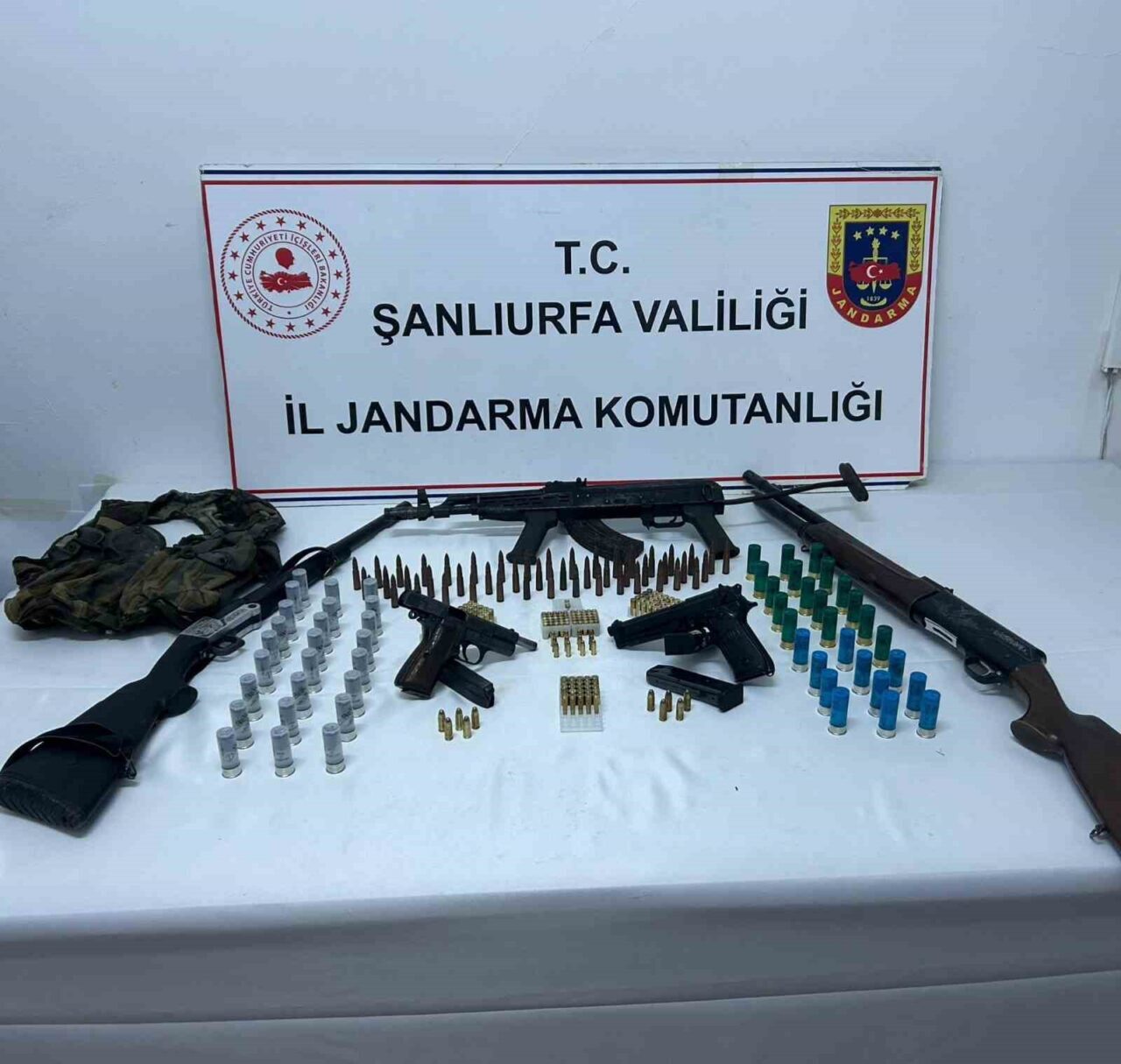 Şanlıurfa’nın Birecik ve Suruç ilçelerinde yapılan silah kaçakçılığı operasyonunda 1