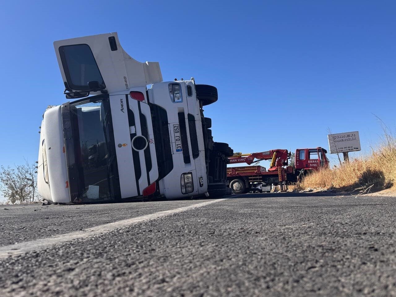 Şanlıurfa’nın Suruç ilçesinde, 31 DJ 652 plakalı tekstil hammaddesi yüklü