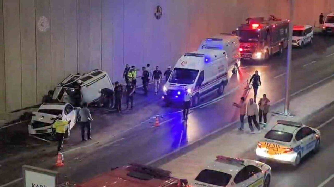 Şanlıurfa'nın Karaköprü ilçesinde Balıkayağı Bulvarı alt geçidinde üç aracın karıştığı