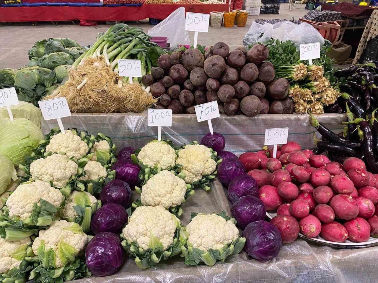 Sarıgöl'de 25 yıldır ata tohumlarıyla sebze üreten Hüseyin Karcı, kışlık