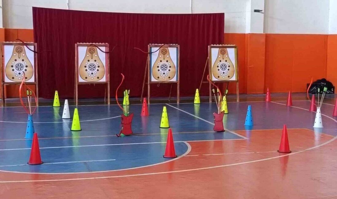 Manisa'nın Sarıgöl ilçesinde açılan okçuluk kursu, gençlerden büyük ilgi gördü.
