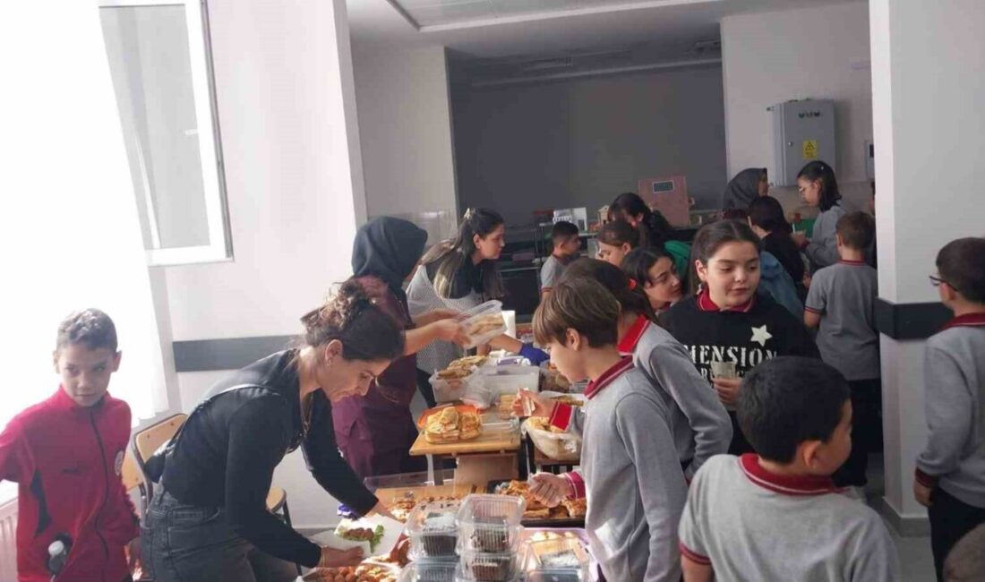 Manisa'nın Sarıgöl ilçesindeki Şehit Esin Akay Ortaokulu'nda, 5. sınıf öğrencileri