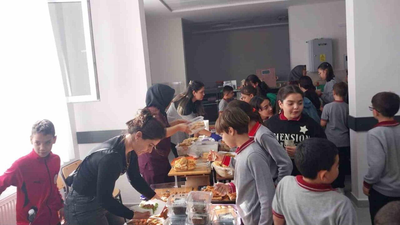 Manisa'nın Sarıgöl ilçesindeki Şehit Esin Akay Ortaokulu'nda, 5. sınıf öğrencileri