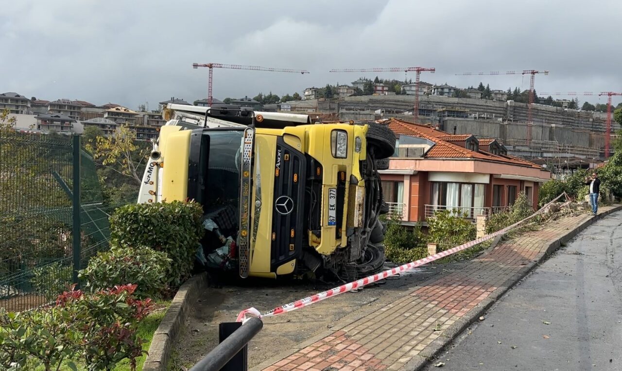 İstanbul Sarıyer'de Maden Mahallesi'nde kontrolden çıkan bir tır devrildi. Sürücü,