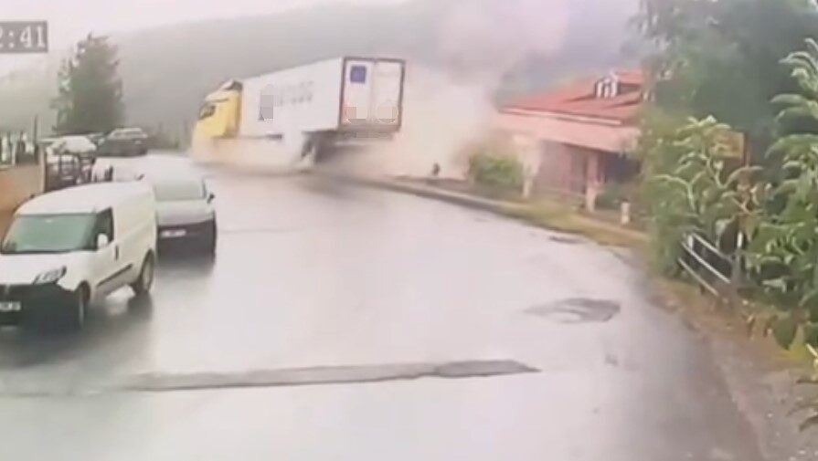 İstanbul Sarıyer'de bir tır, sürücüsünün direksiyon hakimiyetini kaybetmesi sonucu devrildi.