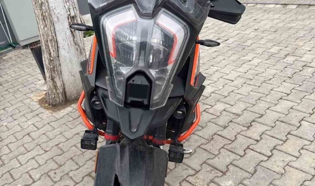 Tekirdağ'ın Şarköy ilçesinde, S.C. isimli sürücü, motosikletine yasadışı olarak polis