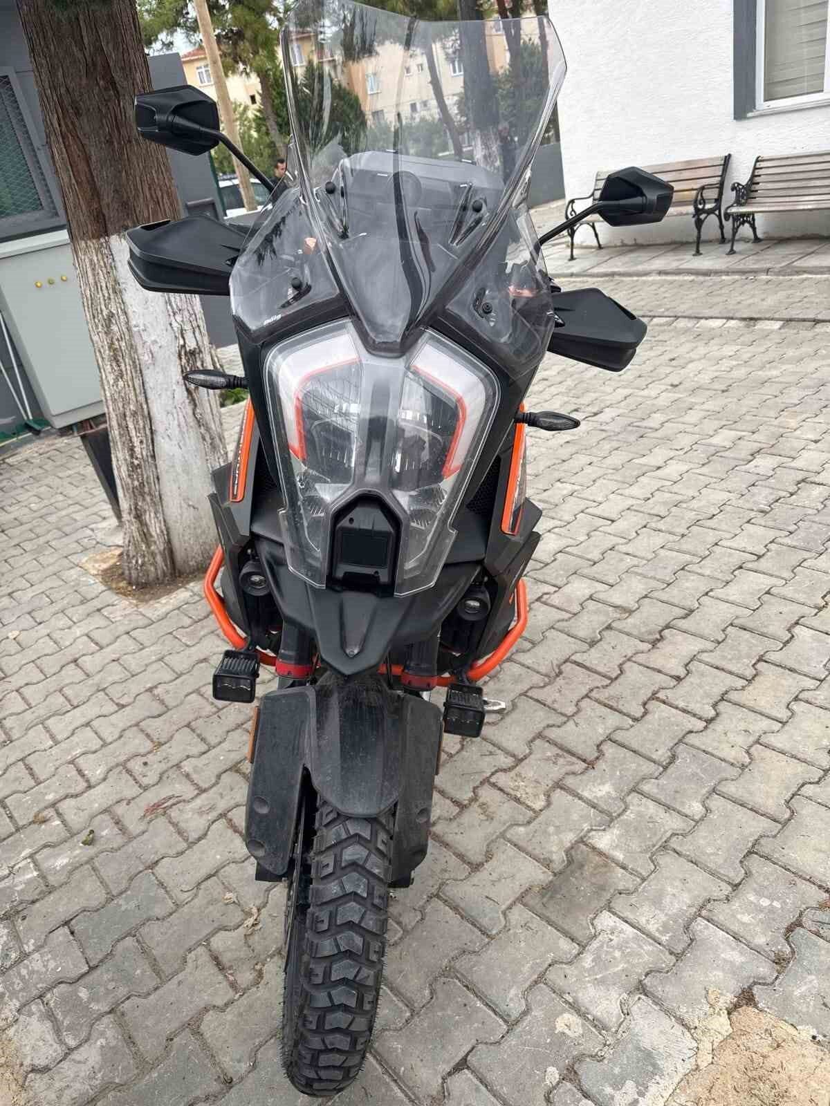 Tekirdağ'ın Şarköy ilçesinde, S.C. isimli sürücü, motosikletine yasadışı olarak polis