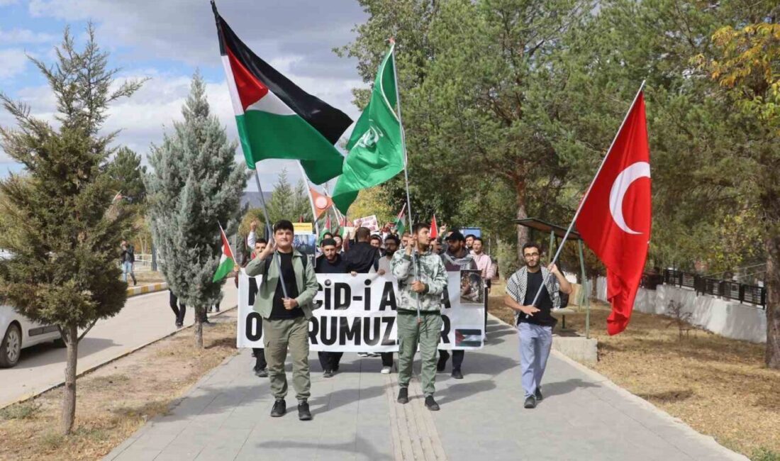 Sivas’ta Üniversite Öğrencileri, Gazze’deki Katliamı Protesto Etti Sivas Cumhuriyet Üniversitesi öğrencileri, Gazze'deki İsrail saldırılarını protesto etmek için