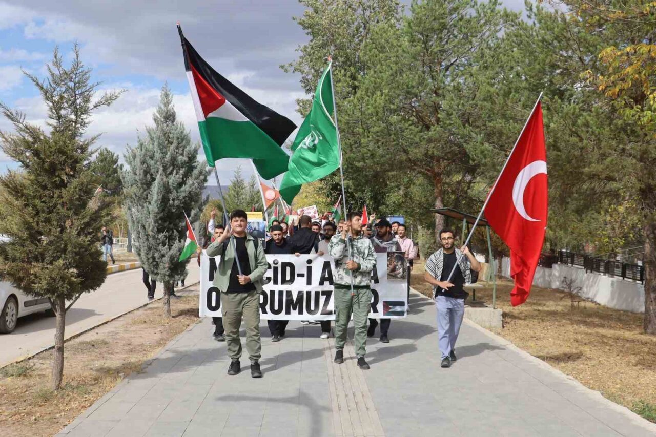Sivas Cumhuriyet Üniversitesi öğrencileri, Gazze'deki İsrail saldırılarını protesto etmek için
