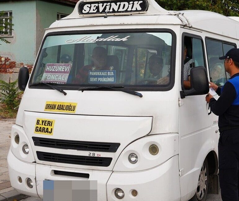 Denizli'de trafik ekipleri, şehir içi dolmuşlara yönelik denetimler yaptı. Bu