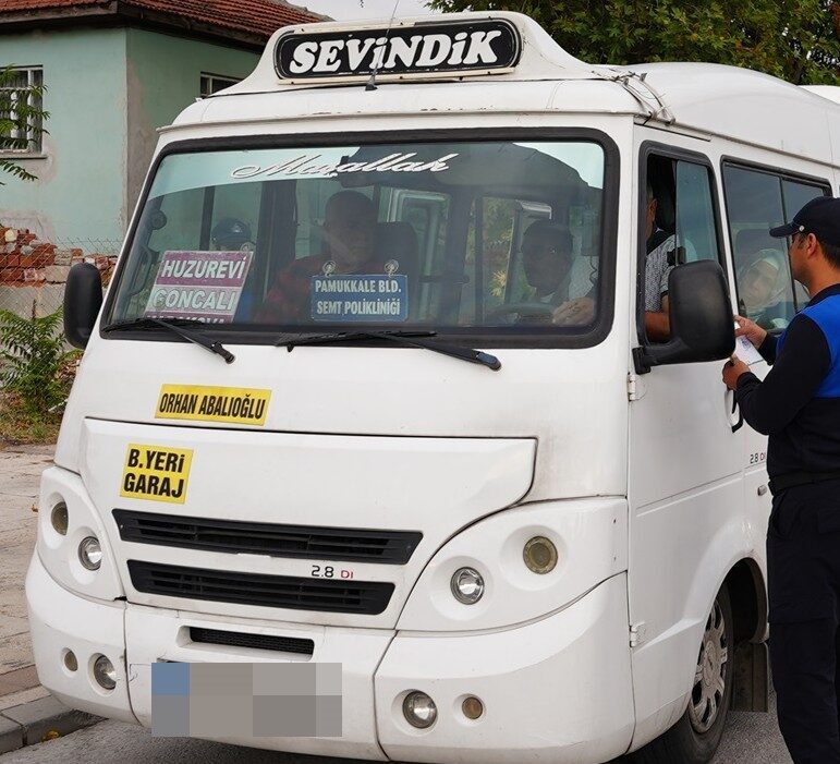 Denizli'de trafik ekipleri, şehir içi dolmuşlara yönelik denetimler yaptı. Bu