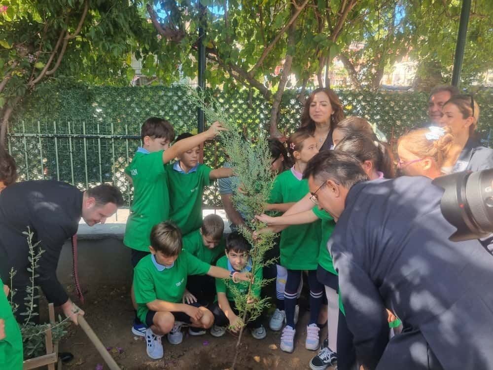 Marmaris’te Şehit Ahmet Benler İlköğretim Okulu'nda düzenlenen anma töreninde, 46