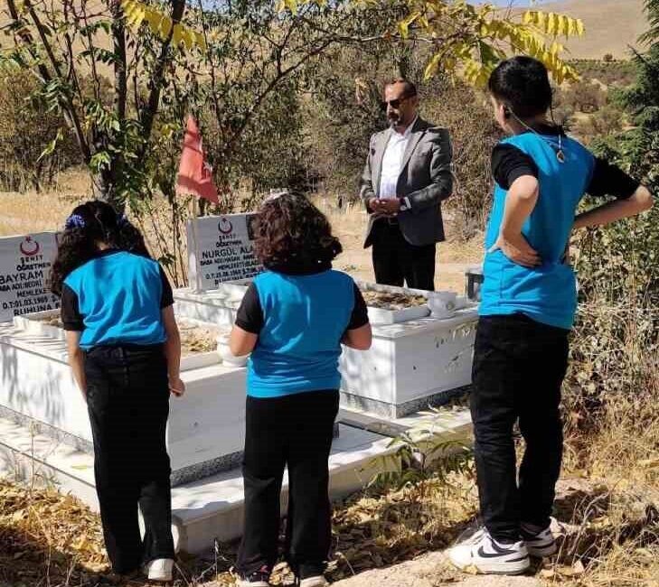Elazığ'daki Bayram Nurgül Aladağ İlkokulu öğretmen ve öğrencileri, okulun adını