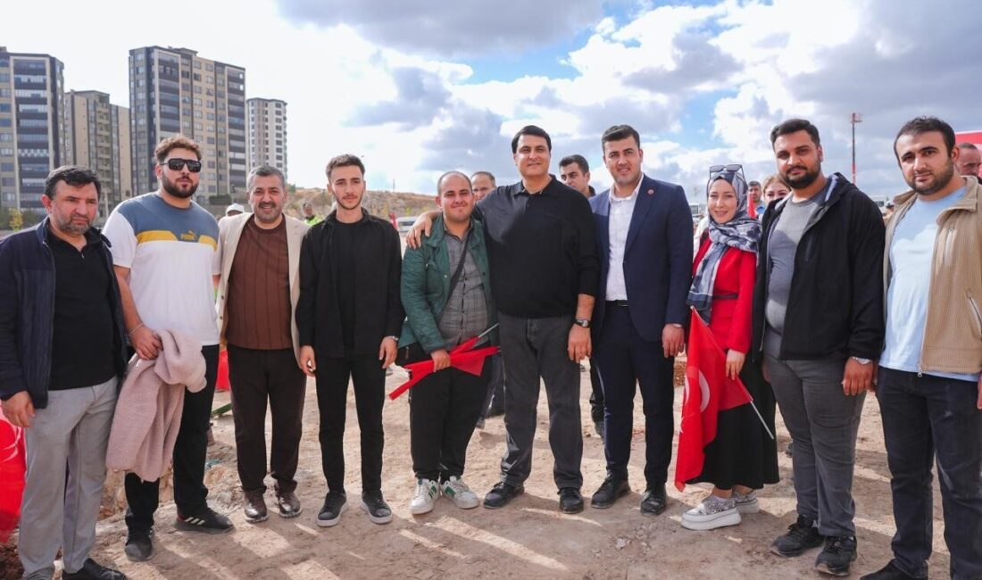 Şehitkamil’de 29 Ekim Cumhuriyet Bayramı Etkinlikleri: Bayraklı Kortej Yürüyüşü ve 102 Fidan Dikimi Gerçekleşti Şehitkamil Belediyesi, 29 Ekim Cumhuriyet Bayramı etkinlikleri kapsamında binlerce kişinin