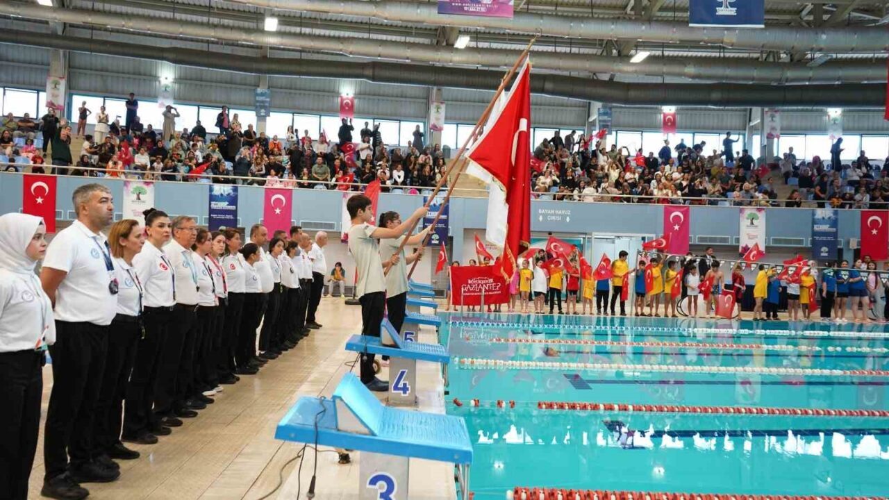 Şehitkamil Belediyesi'nin düzenlediği 14. Geleneksel Kulüplerarası Cumhuriyet Kupası Yüzme Yarışmaları,