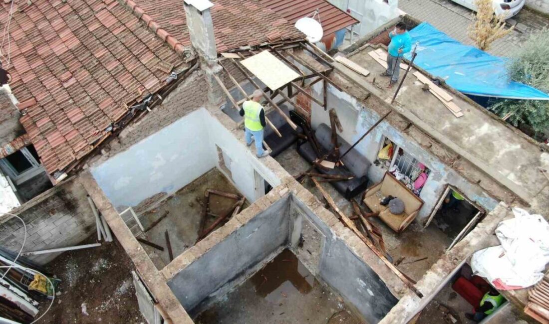 Aydın’da Viraneye Dönüşen Evine Kavuşacak Olan Selma Sarıkaya’ya Belediyeden Destek Geldi Aydın'ın Efeler ilçesinde, 62 yaşındaki Selma Sarıkaya ve ailesi, harabe