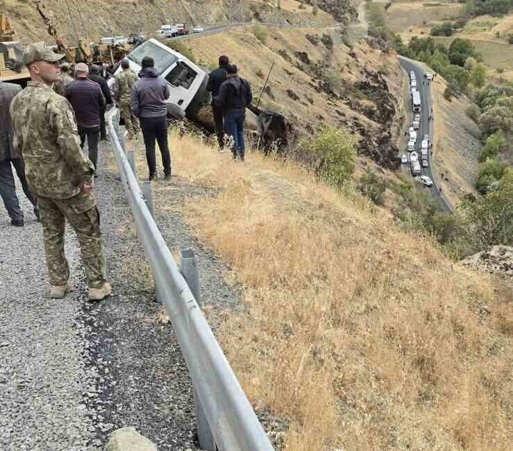 Hakkâri'nin Şemdinli ilçesinde bir kamyon, sürücüsünün kontrolü kaybetmesi sonucu uçuruma