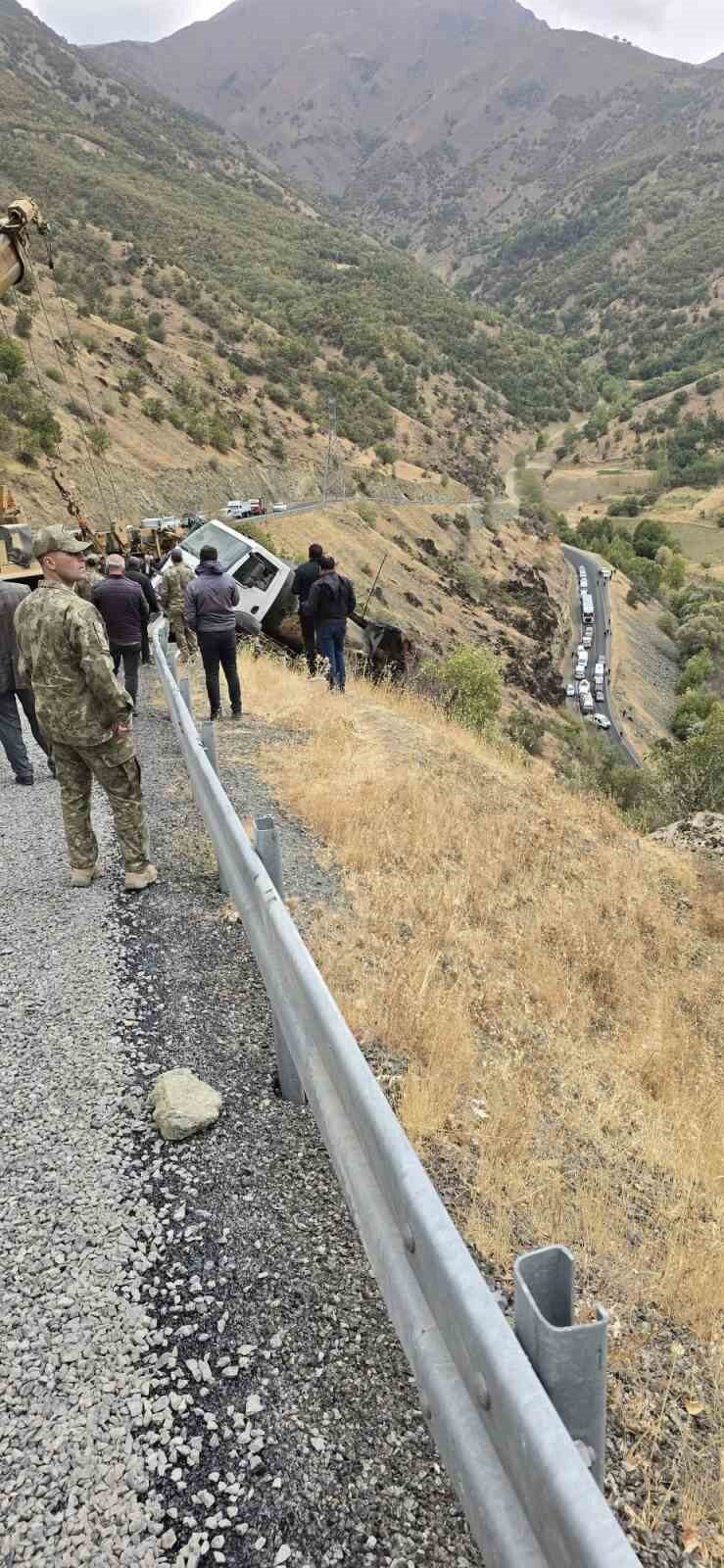 Hakkâri'nin Şemdinli ilçesinde bir kamyon, sürücüsünün kontrolü kaybetmesi sonucu uçuruma