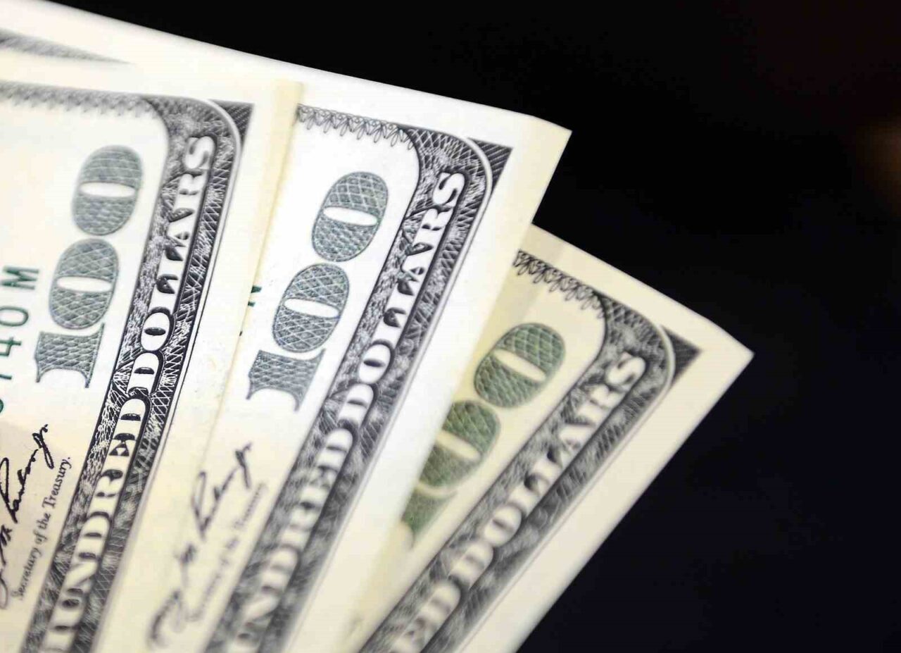 Dolar bugüne 41,9510 lira, euro ise 48,8180 lira ile başladı.